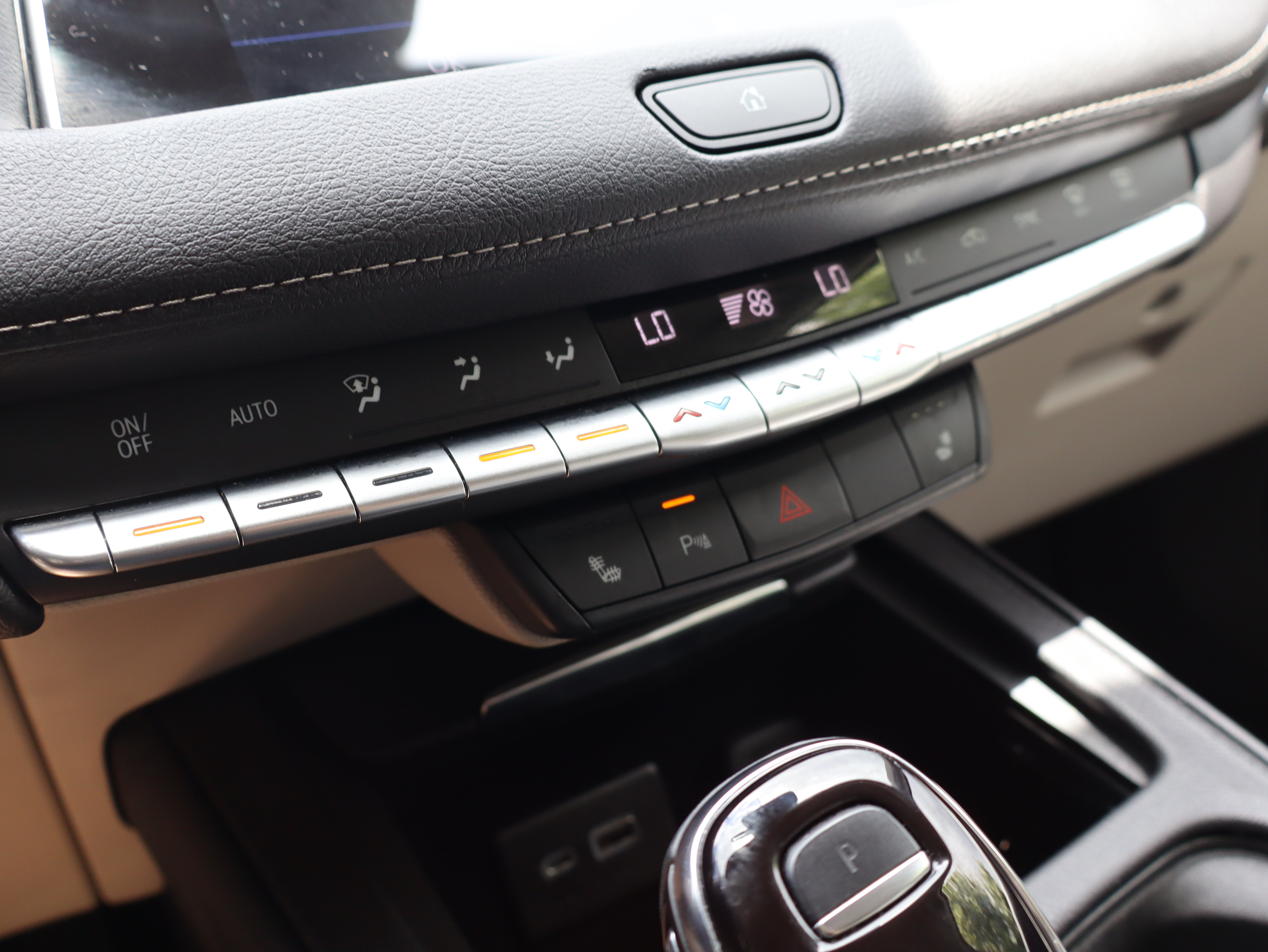 Used 2023 Cadillac XT4 Luxury w/ Cold Weather Package AWD/4WD image 37