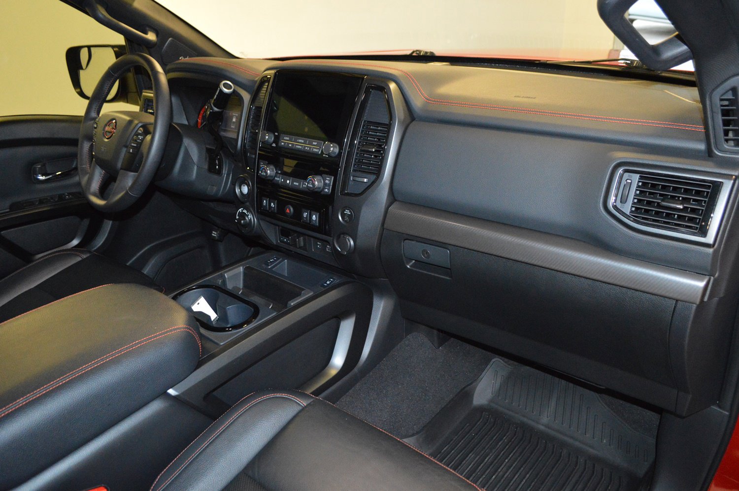 Used 2024 Nissan Titan PRO-4X w/ Pro-4x Convenience Package image 10