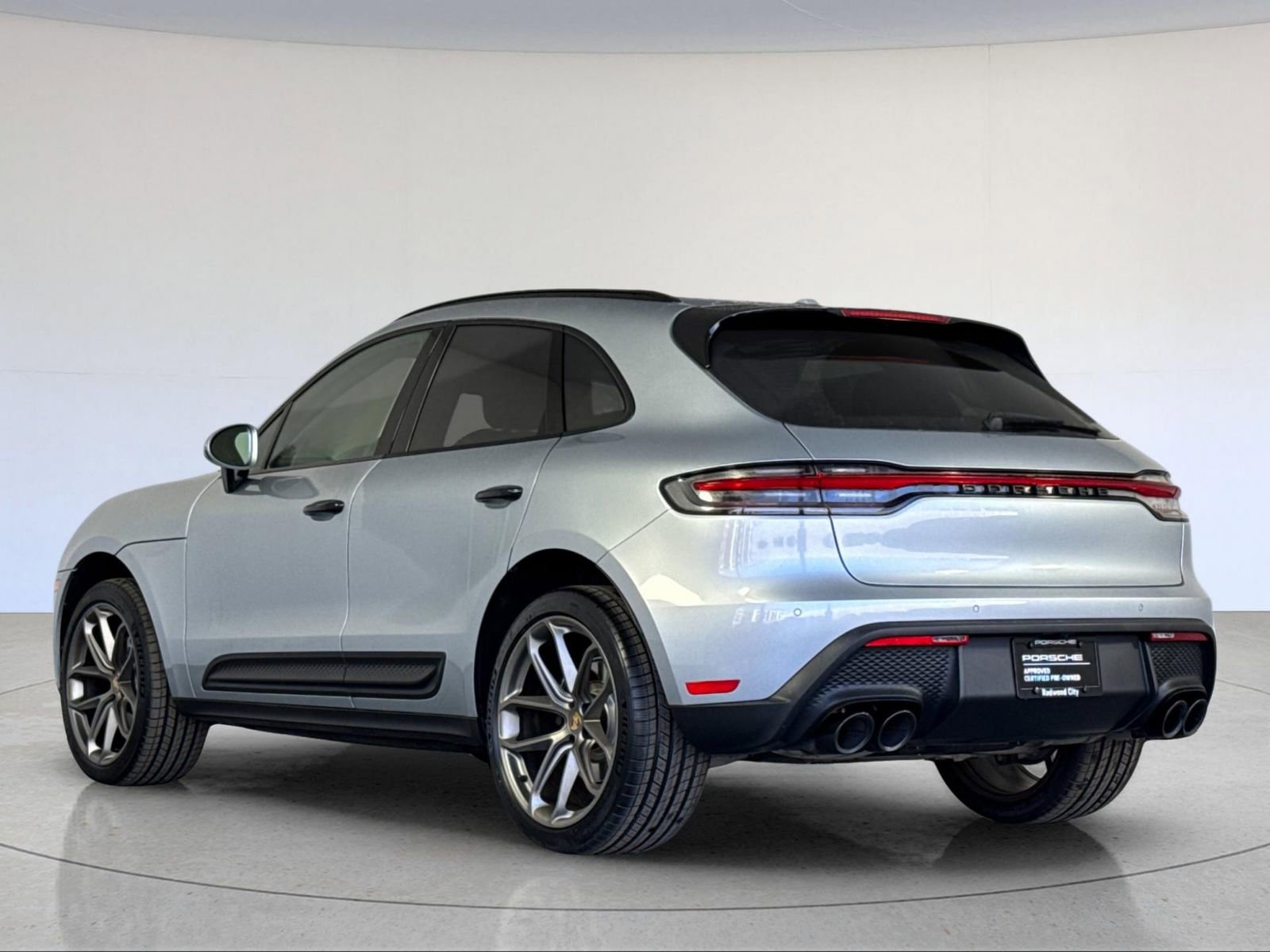 Certified 2022 Porsche Macan image 3