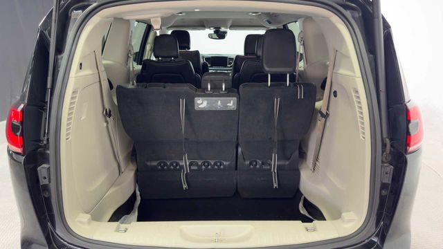 Used 2021 Chrysler Pacifica Touring-L image 36