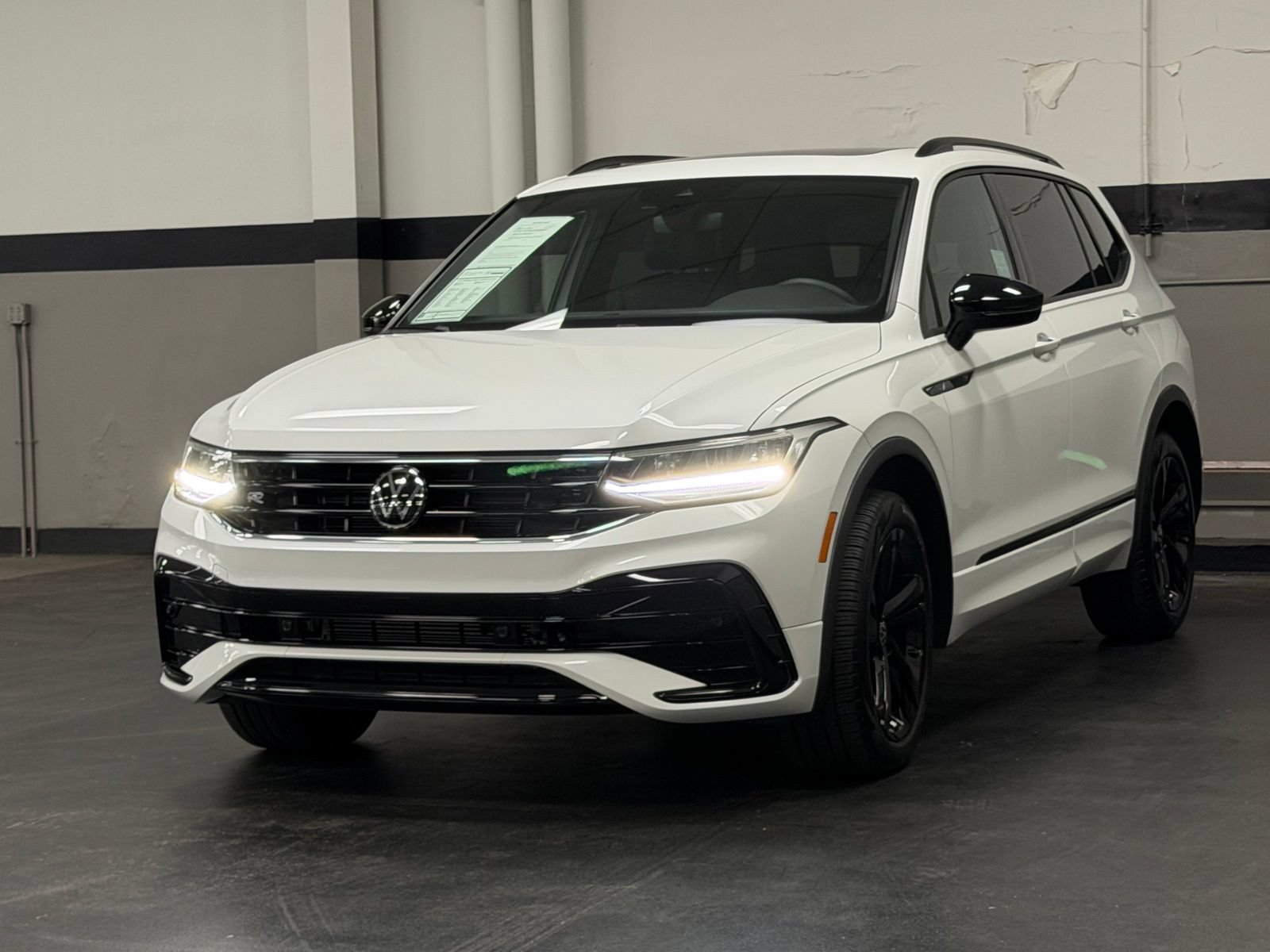 Used 2024 Volkswagen Tiguan SE R-Line FWD image 5