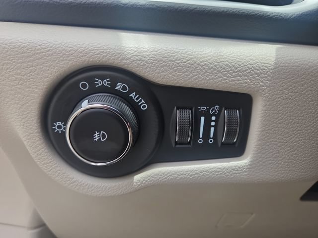Used 2023 Chrysler Pacifica Touring-L FWD image 18