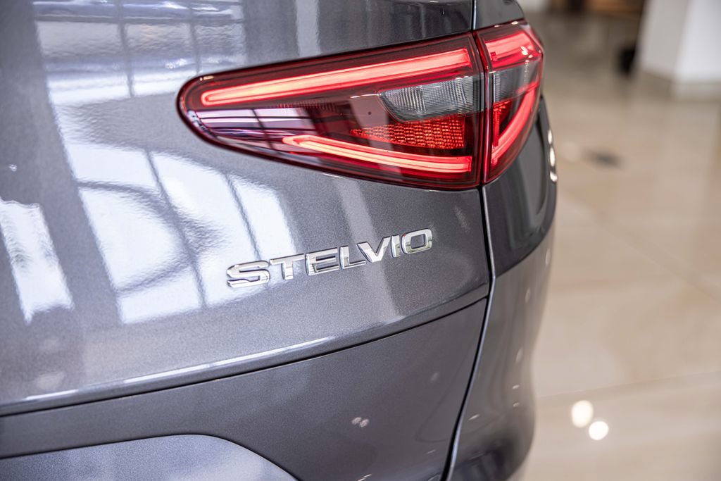 Used 2022 Alfa Romeo Stelvio Veloce AWD/4WD image 15