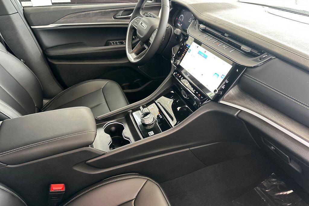 New 2026 Jeep Grand Cherokee L Limited AWD/4WD image 17