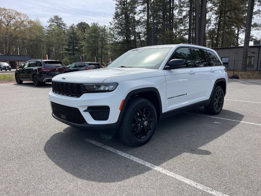 Used 2025 Jeep Grand Cherokee Altitude AWD/4WD image 2