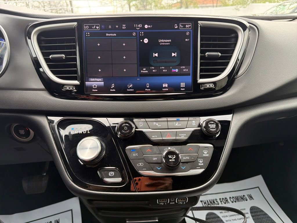 Used 2025 Chrysler Pacifica Select image 20