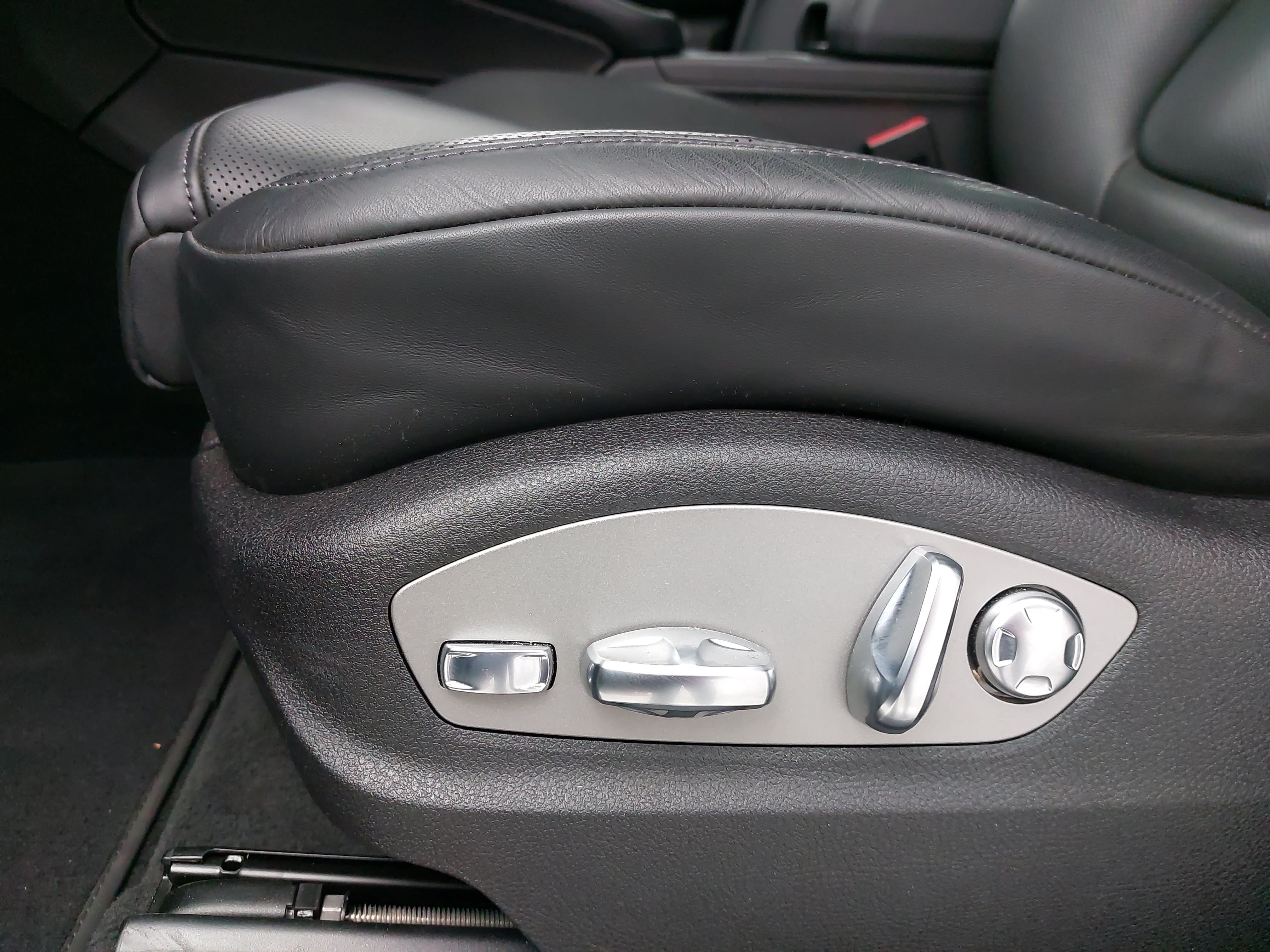 Certified 2026 Porsche Macan AWD/4WD image 31