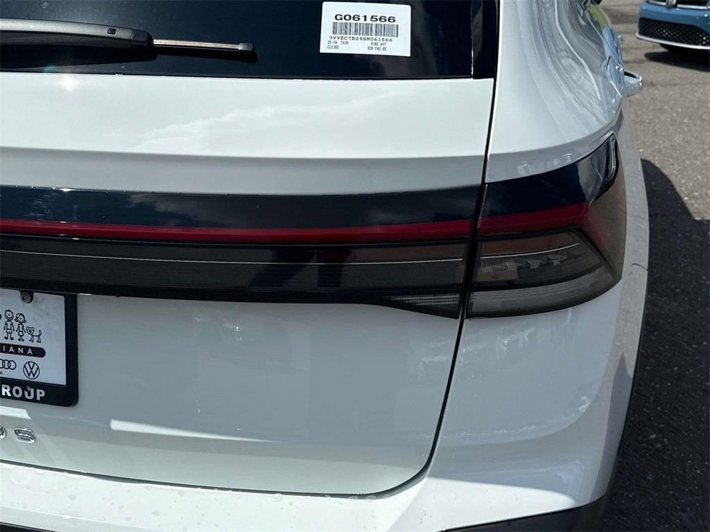 New 2025 Volkswagen Taos SE image 9