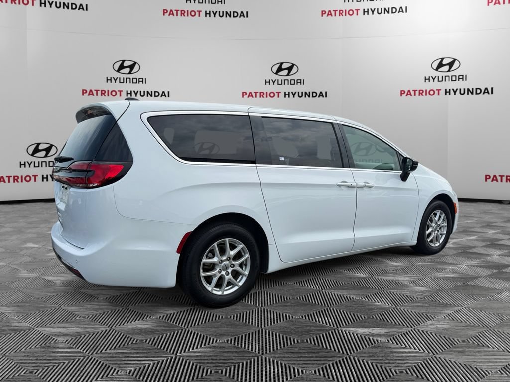 Used 2025 Chrysler Pacifica Select FWD image 3