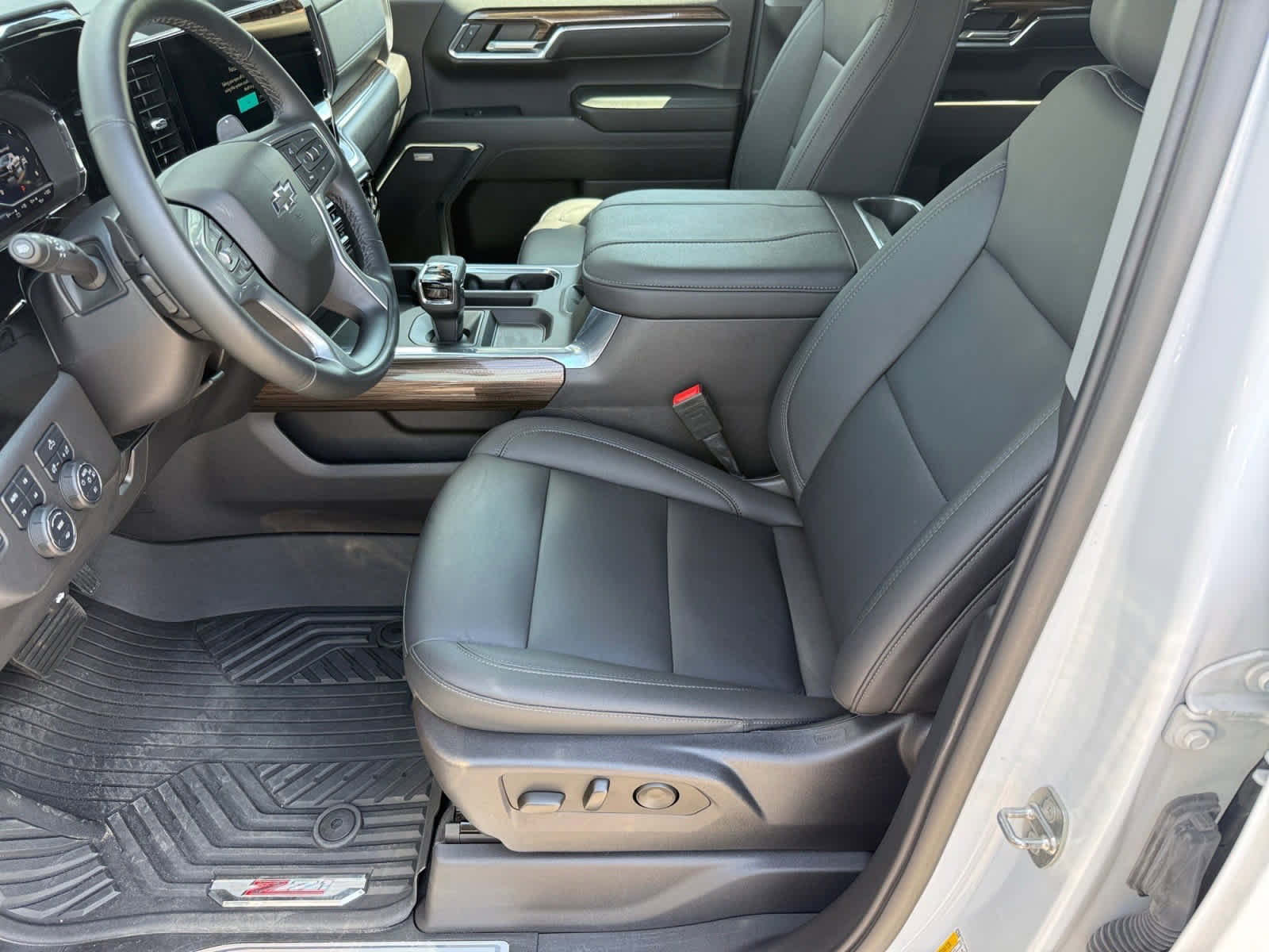Used 2024 Chevrolet Silverado 1500 LT Trail Boss w/ Convenience Package II AWD/4WD image 10