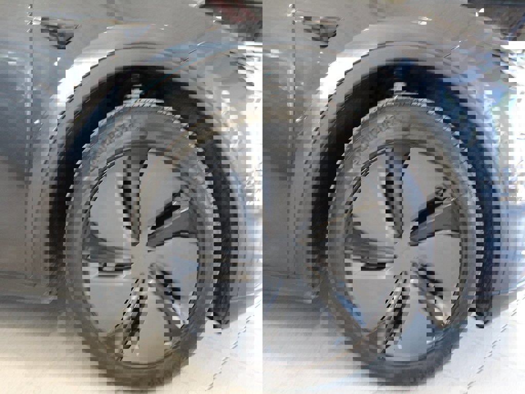 Used 2026 Tesla Model Y Long Range image 9