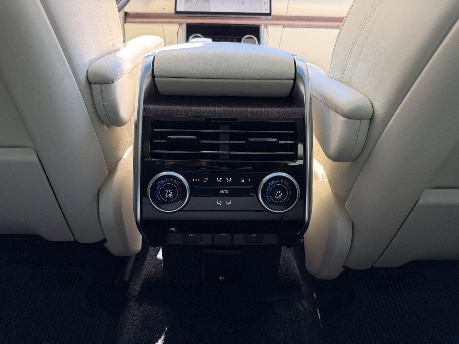 Certified 2023 Land Rover Range Rover Long Wheelbase SE AWD/4WD image 18