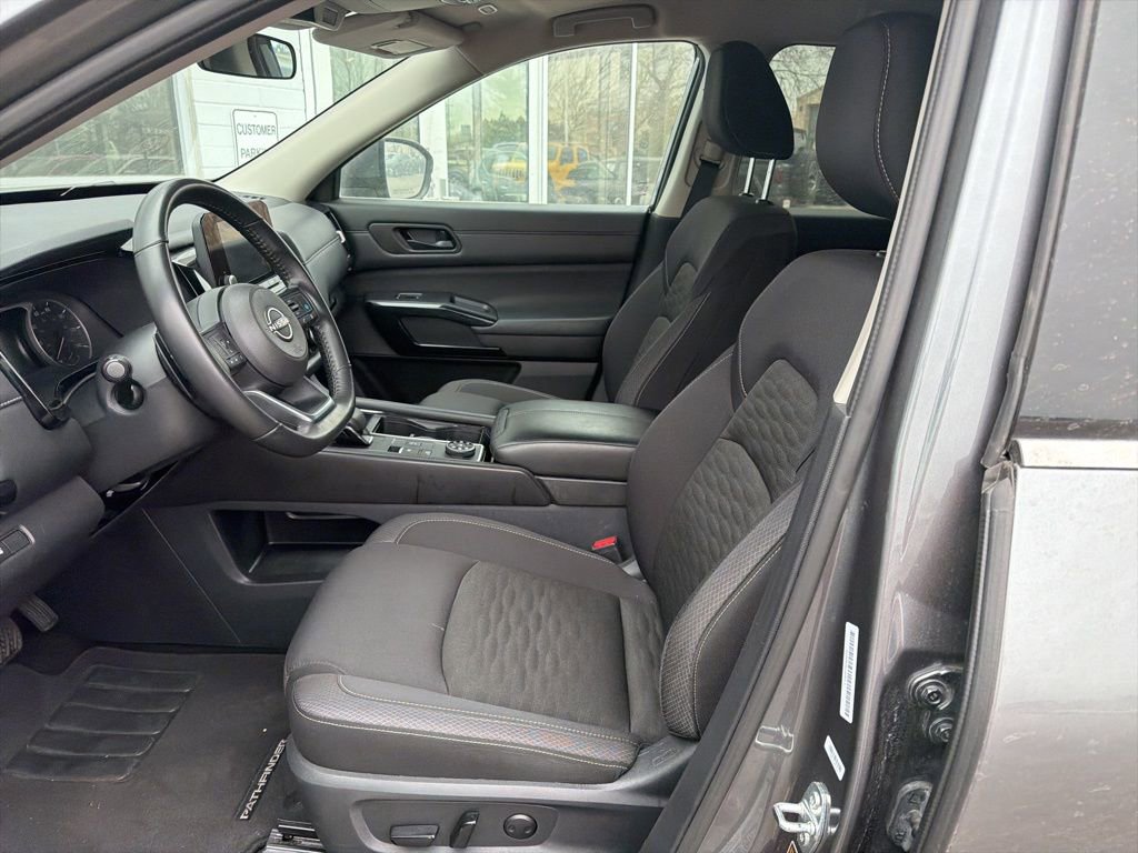 Used 2025 Nissan Pathfinder SV image 8