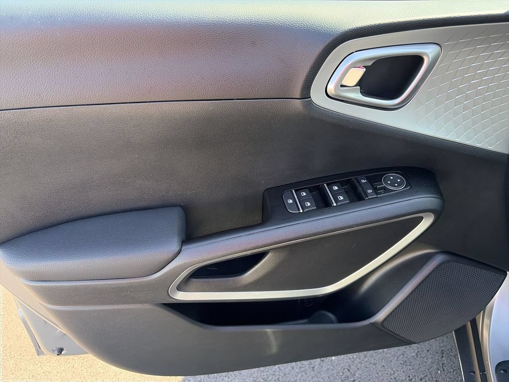 Used 2025 Kia Soul LX FWD image 15