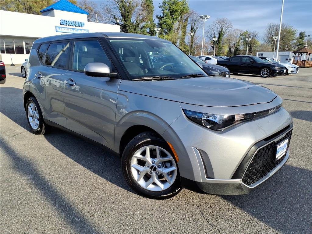 Used 2025 Kia Soul LX w/ LX Technology Package image 2