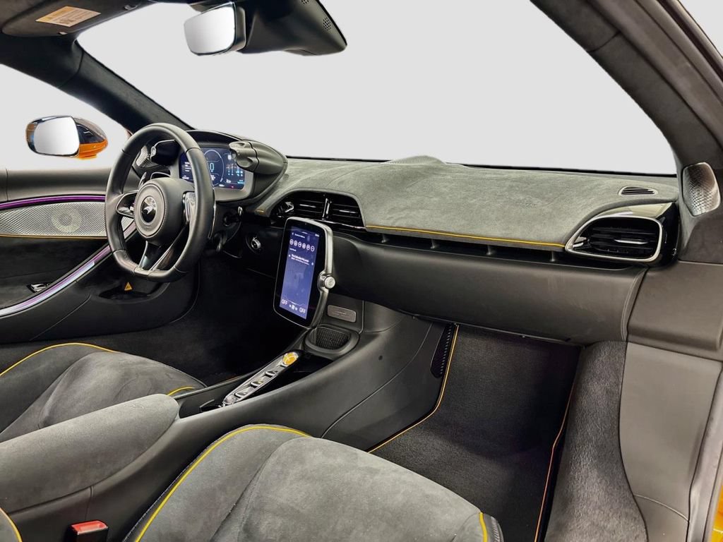 Used 2025 McLaren Artura RWD image 20