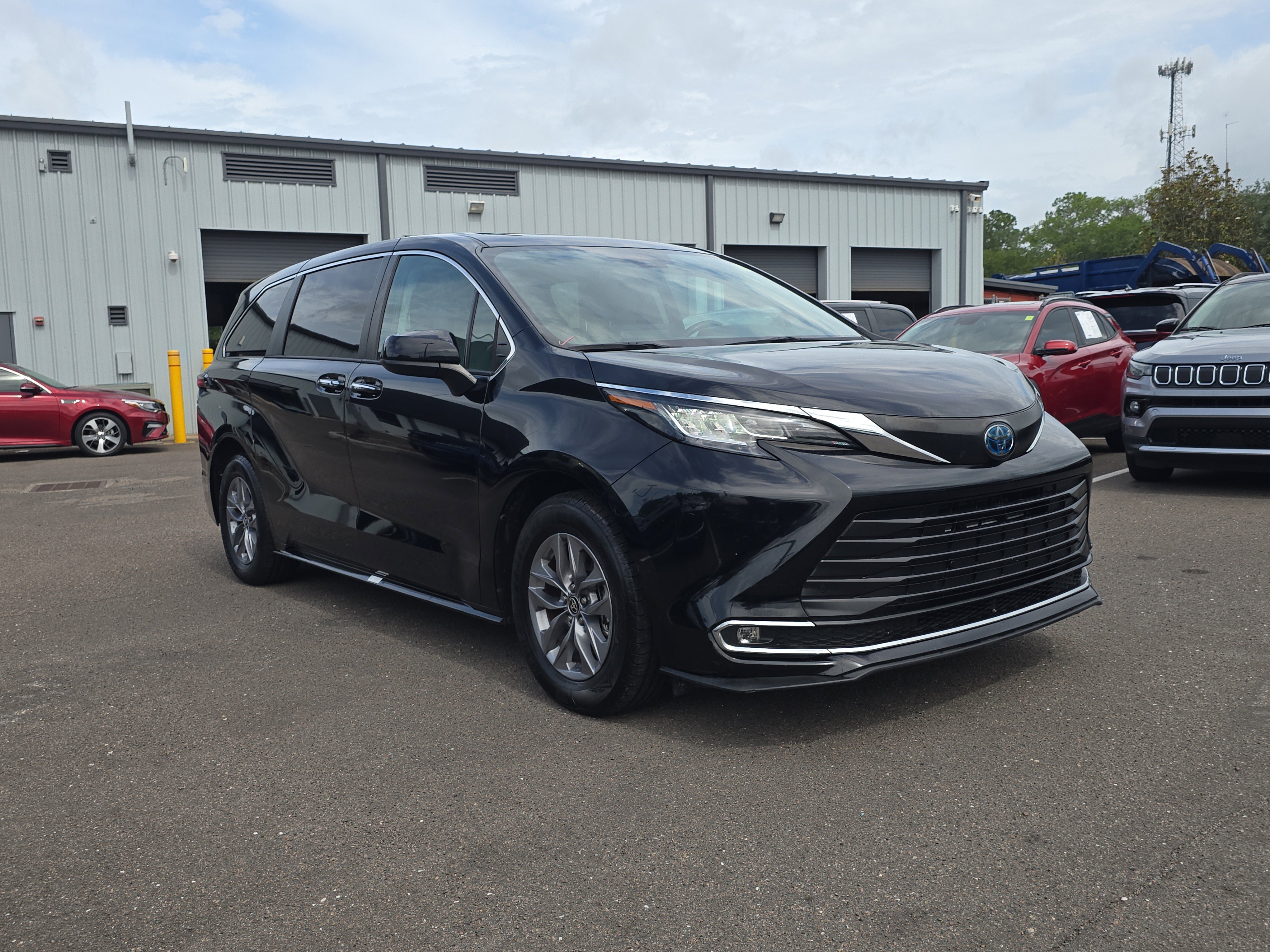 Used 2022 Toyota Sienna XLE FWD image 2