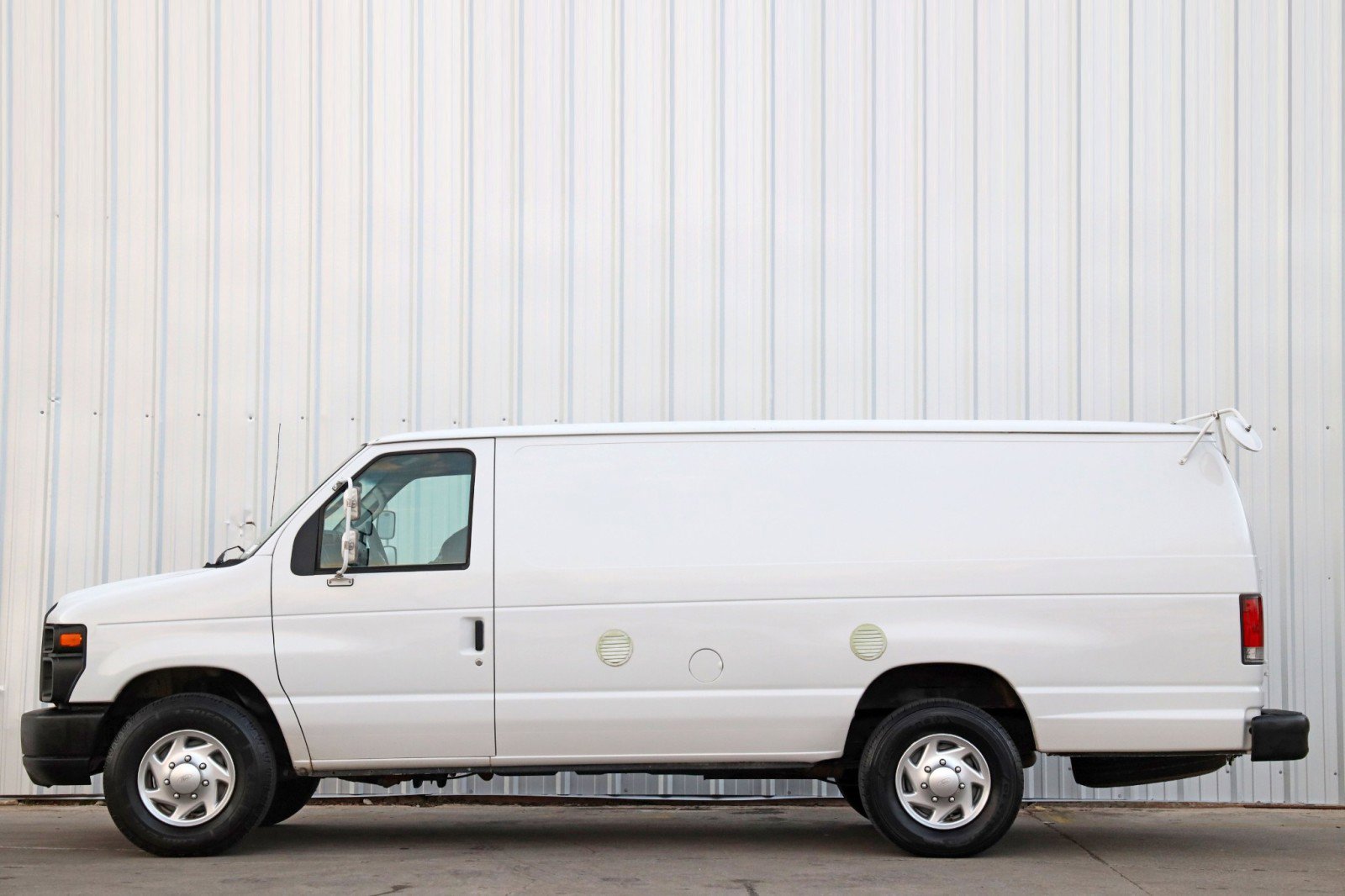 Used 2010 Ford E-350 and Econoline 350 Extended Super Duty image 24