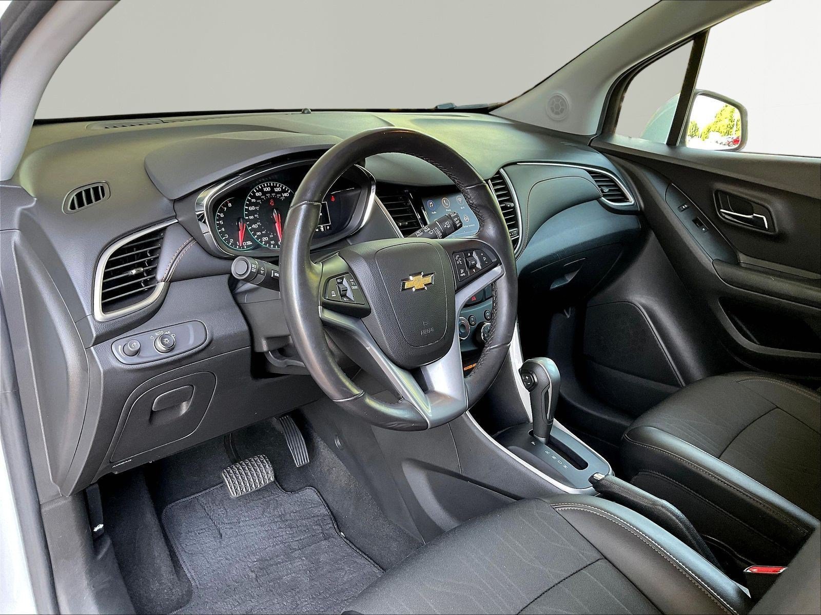 Used 2022 Chevrolet Trax LT w/ LT Convenience Package AWD/4WD image 16