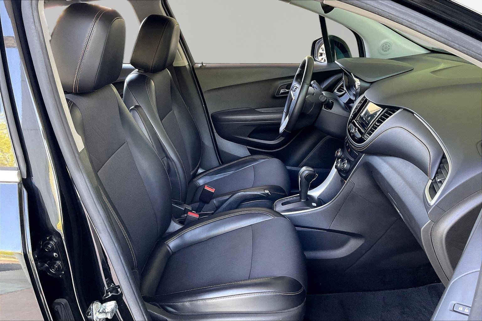 Used 2019 Chevrolet Trax LT w/ LT Convenience Package FWD image 28