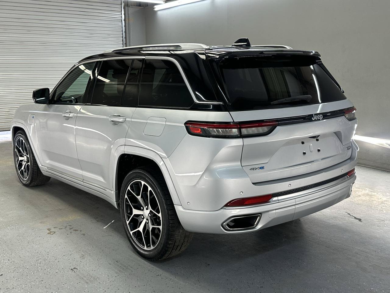 Used 2023 Jeep Grand Cherokee Summit AWD/4WD image 7