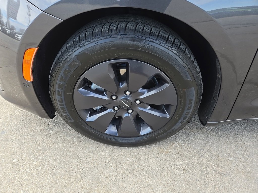 Used 2020 Chrysler Pacifica Limited w/ Advanced Safetytec Group image 26