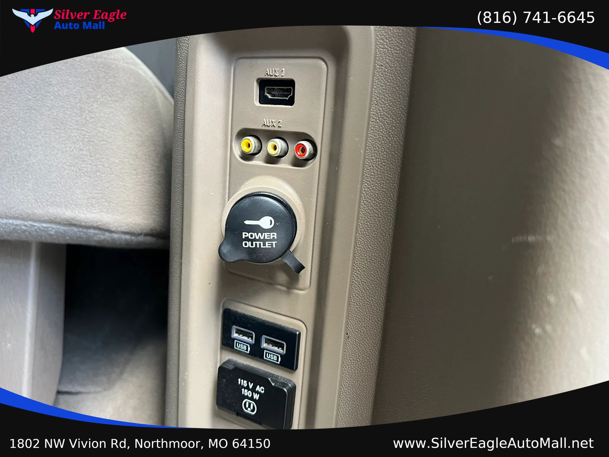 Used 2014 Chrysler Town & Country Touring FWD image 14