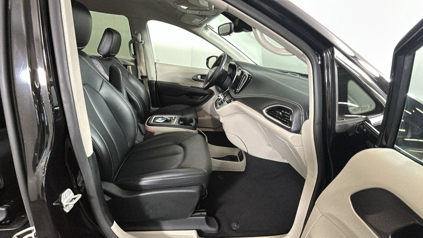 Used 2024 Chrysler Pacifica Limited FWD image 34
