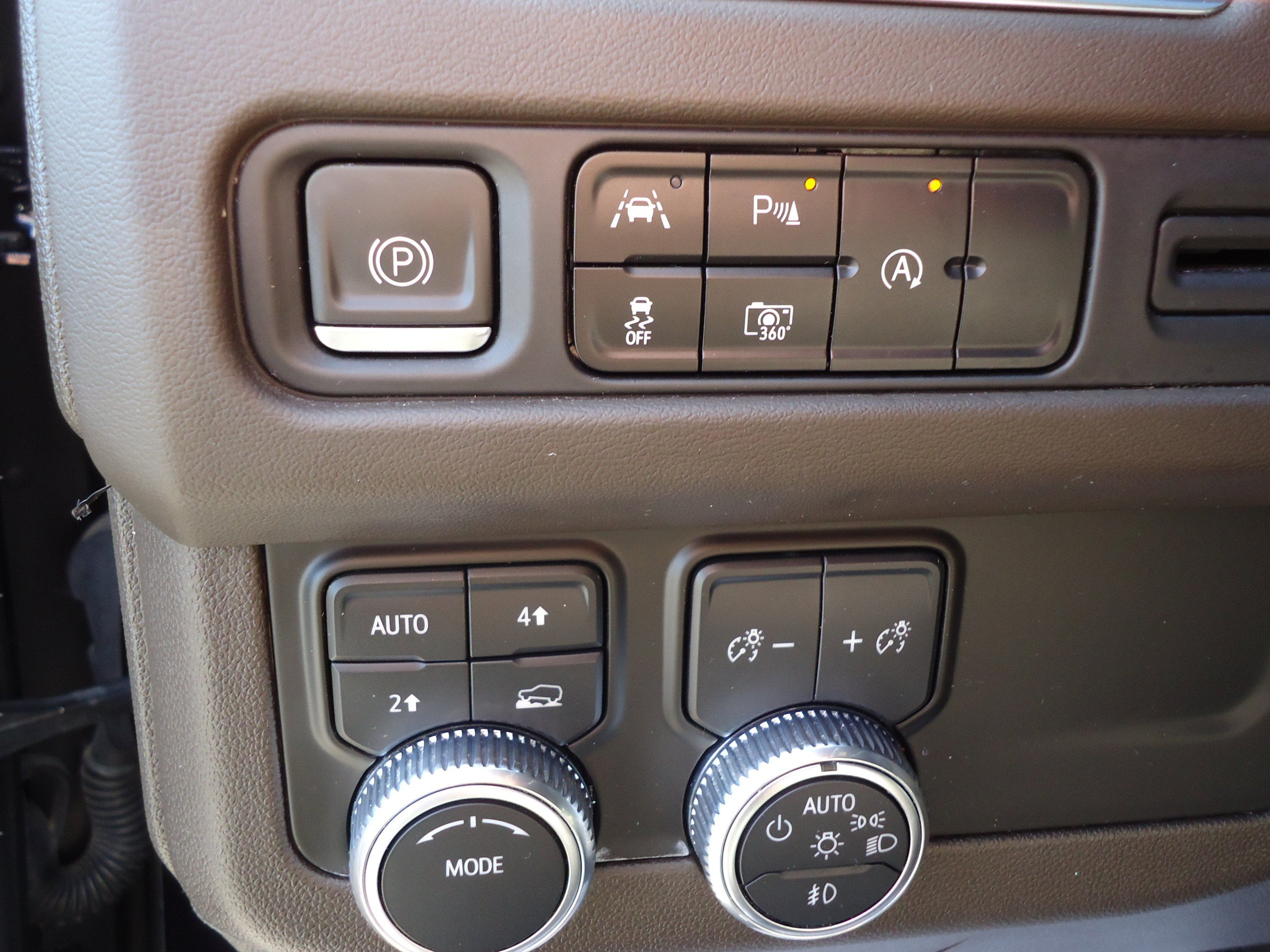 Used 2023 GMC Yukon SLT w/ SLT Luxury Package AWD/4WD image 15
