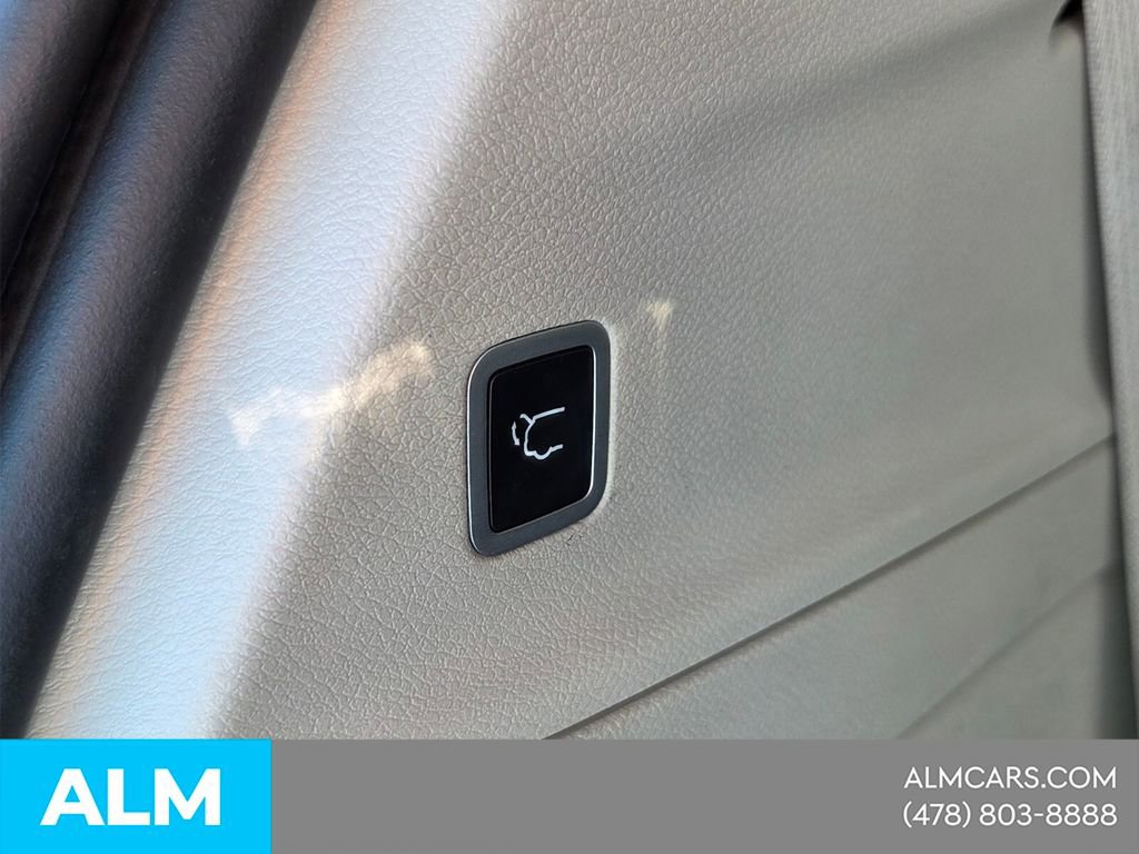 Used 2022 Chrysler Voyager LX FWD image 14