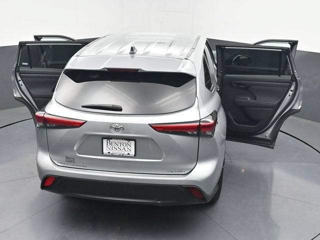 Used 2023 Toyota Highlander LE AWD/4WD image 47