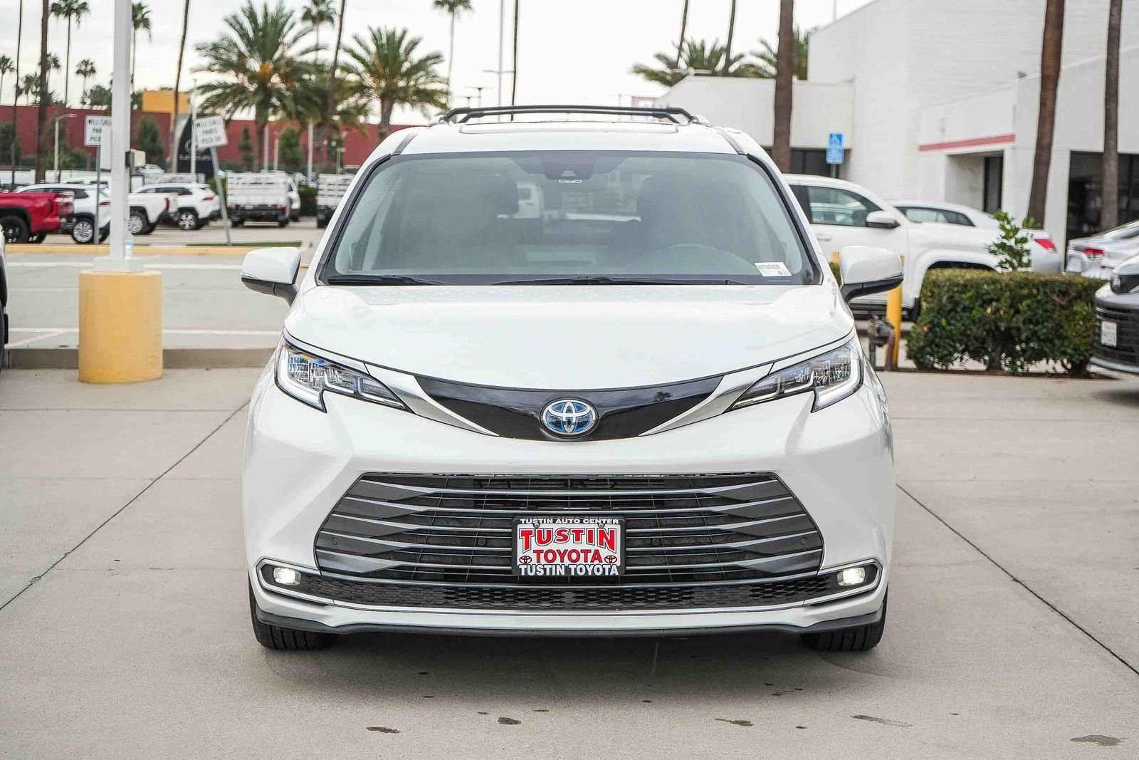 Certified 2024 Toyota Sienna Limited AWD/4WD image 2