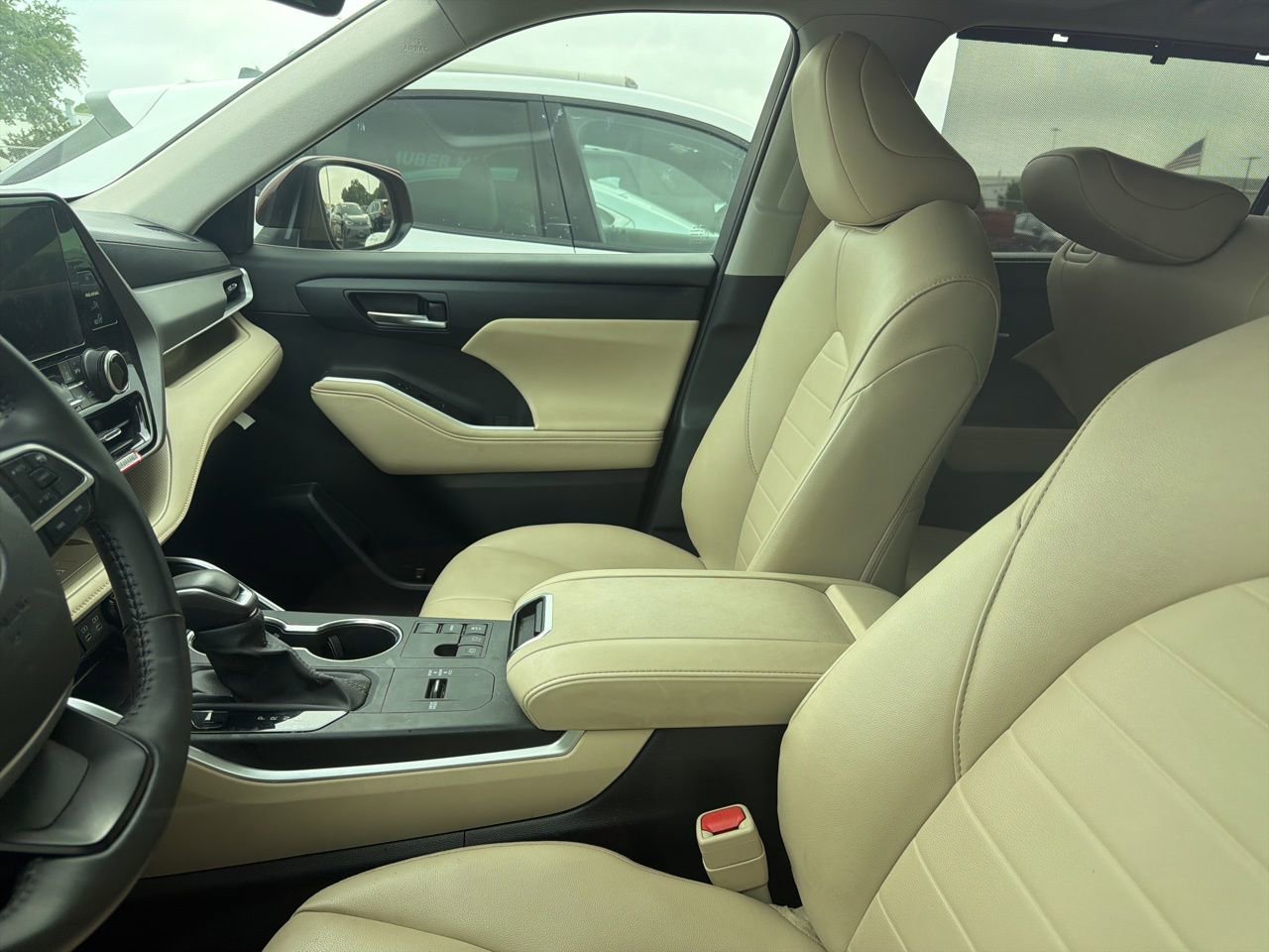 Used 2024 Toyota Highlander XLE FWD image 11