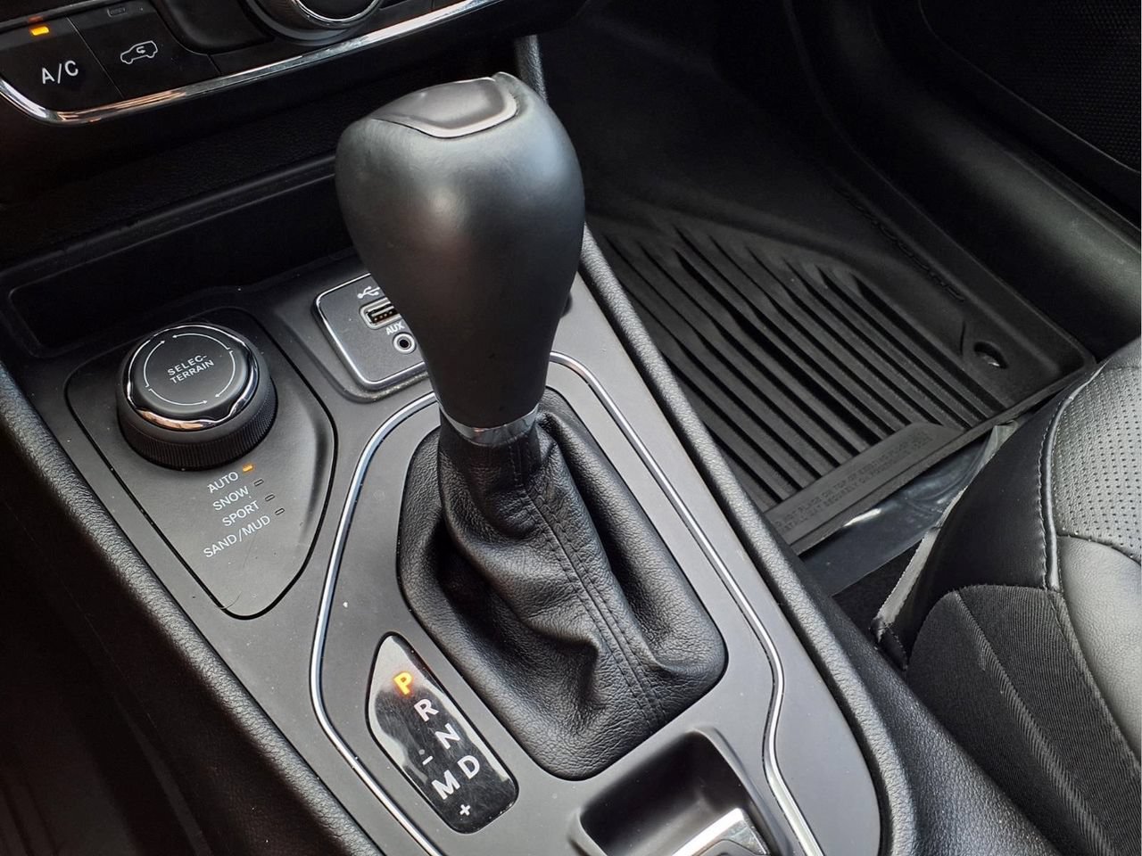 Used 2021 Jeep Cherokee Latitude Lux w/ Mopar Interior Package AWD/4WD image 18