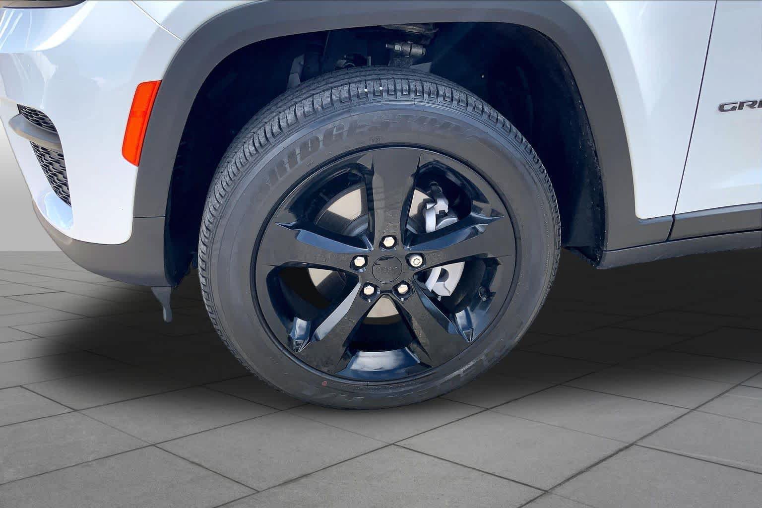 Used 2024 Jeep Grand Cherokee Altitude AWD/4WD image 10