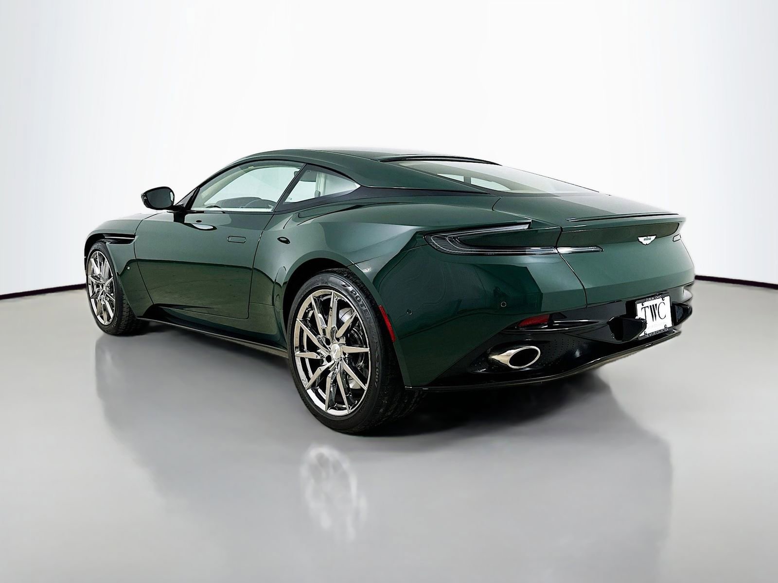 Used 2017 Aston Martin DB11 V12 RWD image 7