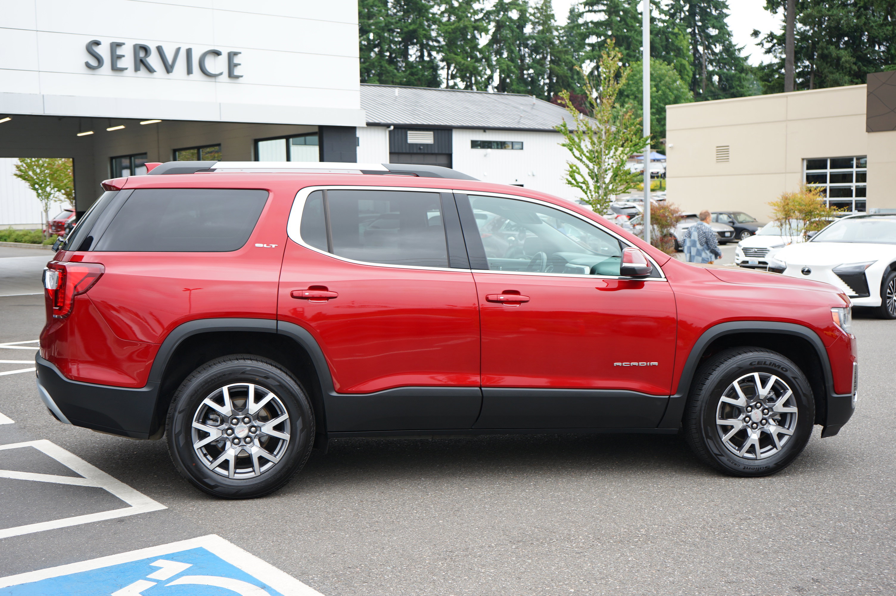 Used 2023 GMC Acadia SLT image 2