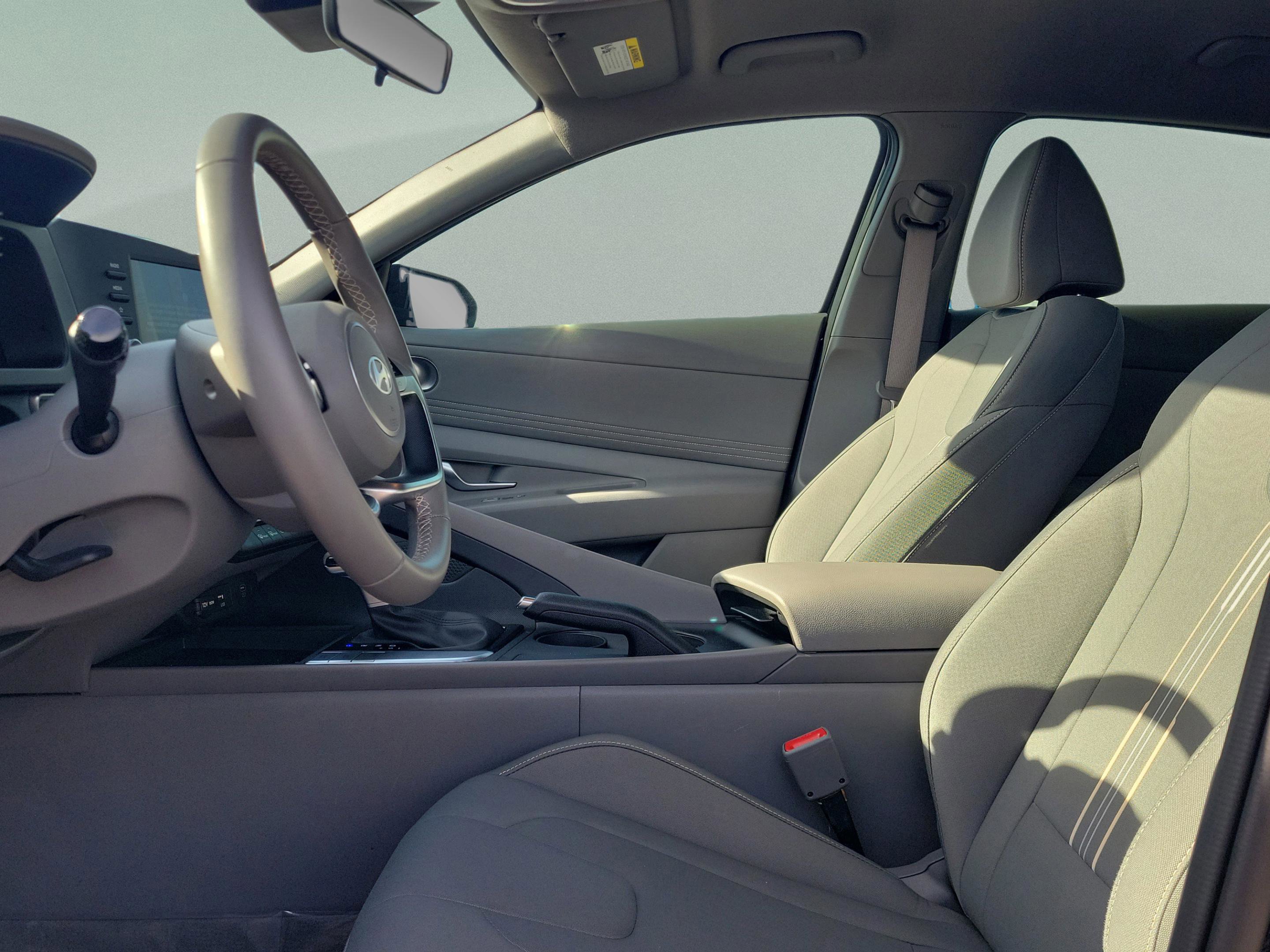 Used 2025 Hyundai Elantra Sport image 18