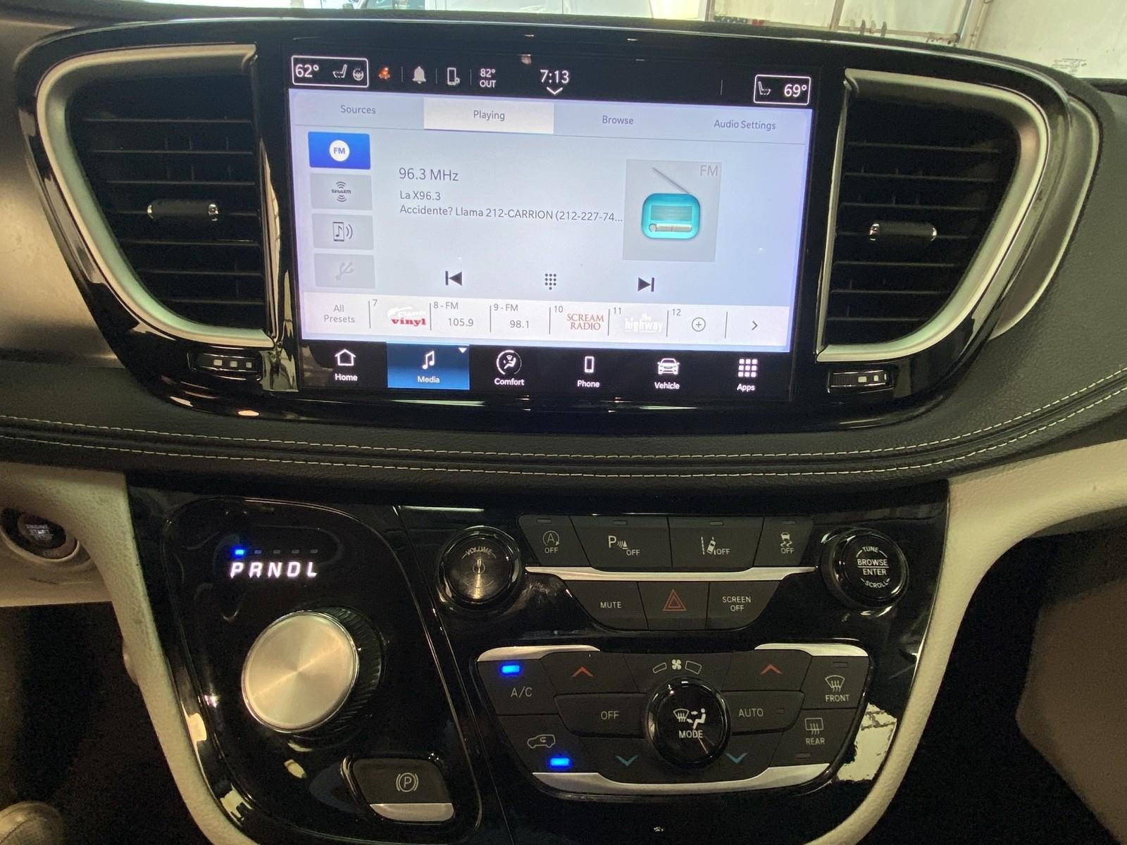 Used 2024 Chrysler Pacifica Touring-L FWD image 25