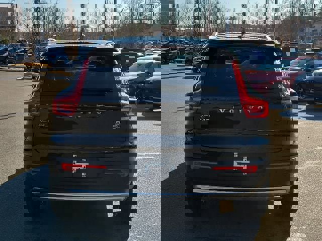 Used 2023 Volvo XC40 B5 Plus image 4