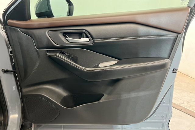 Used 2023 Nissan Rogue SL w/ SL Premium Package image 23