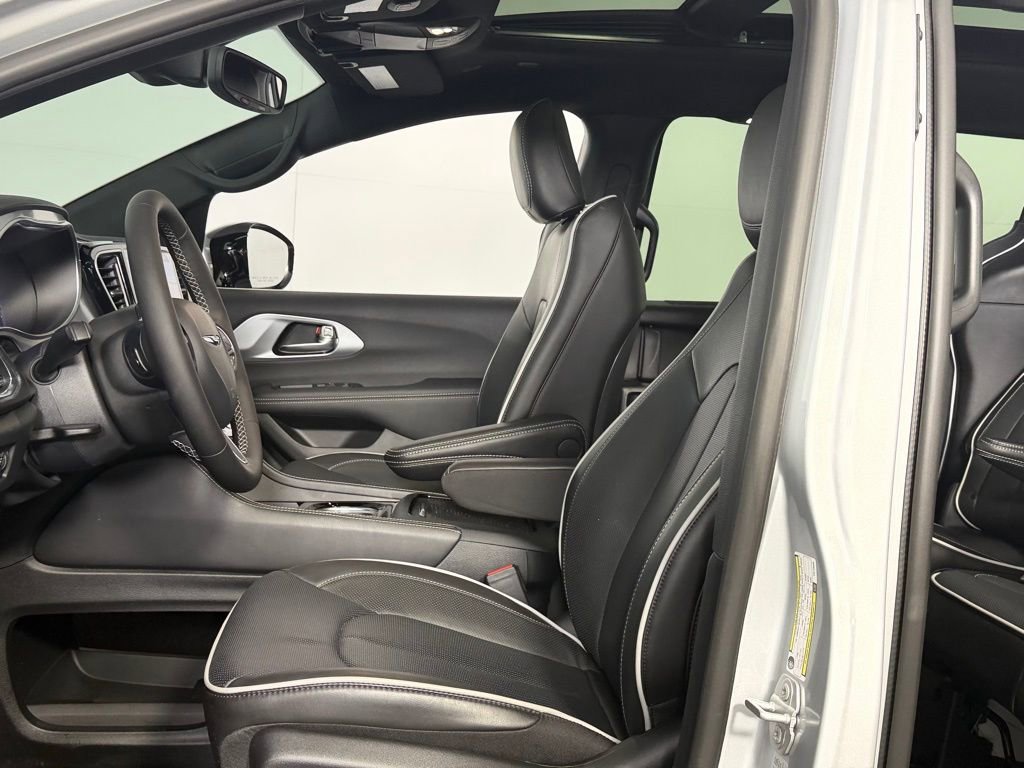 Used 2026 Chrysler Pacifica Limited FWD image 18