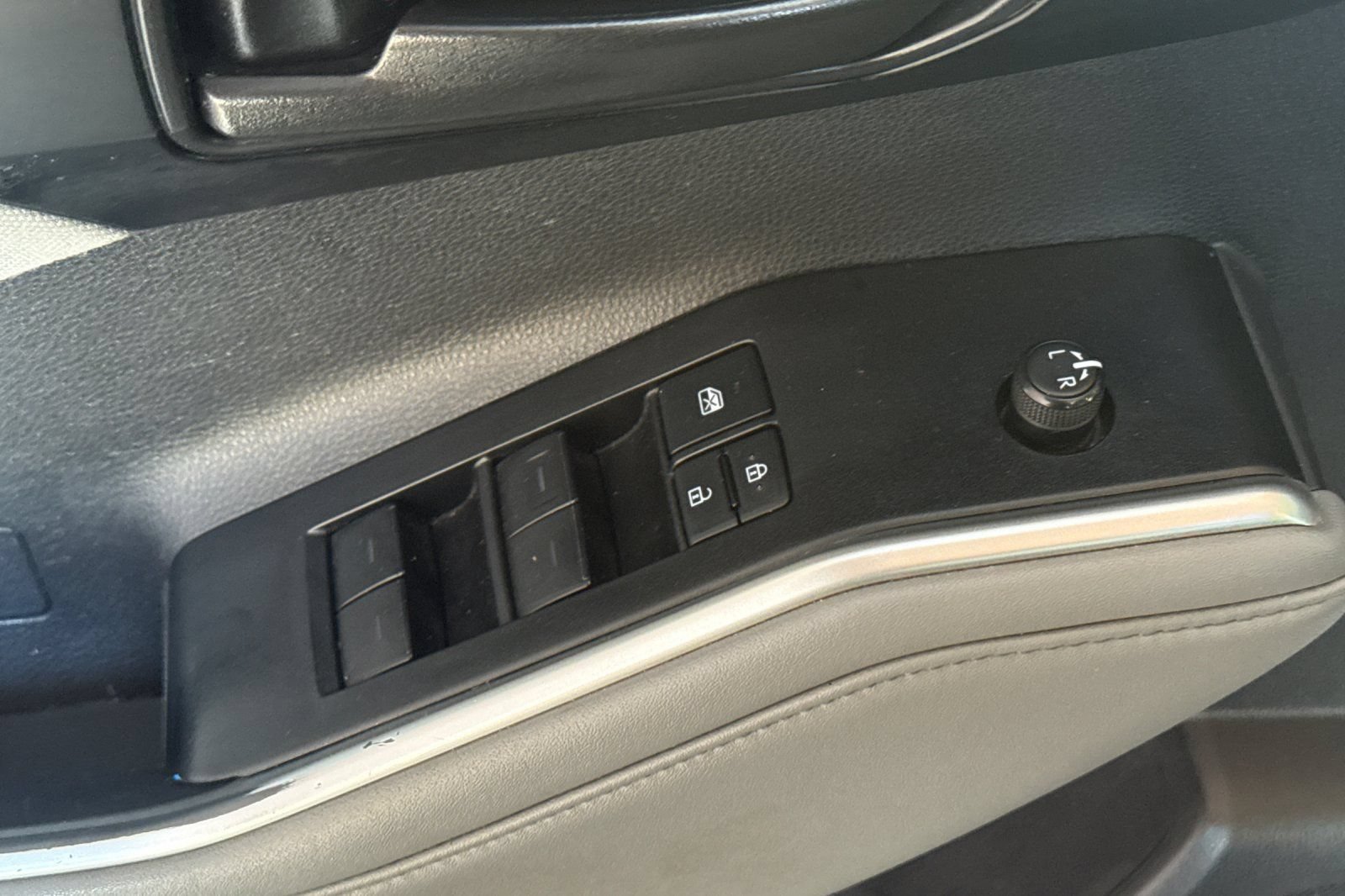 Used 2021 Toyota Highlander LE AWD/4WD image 14