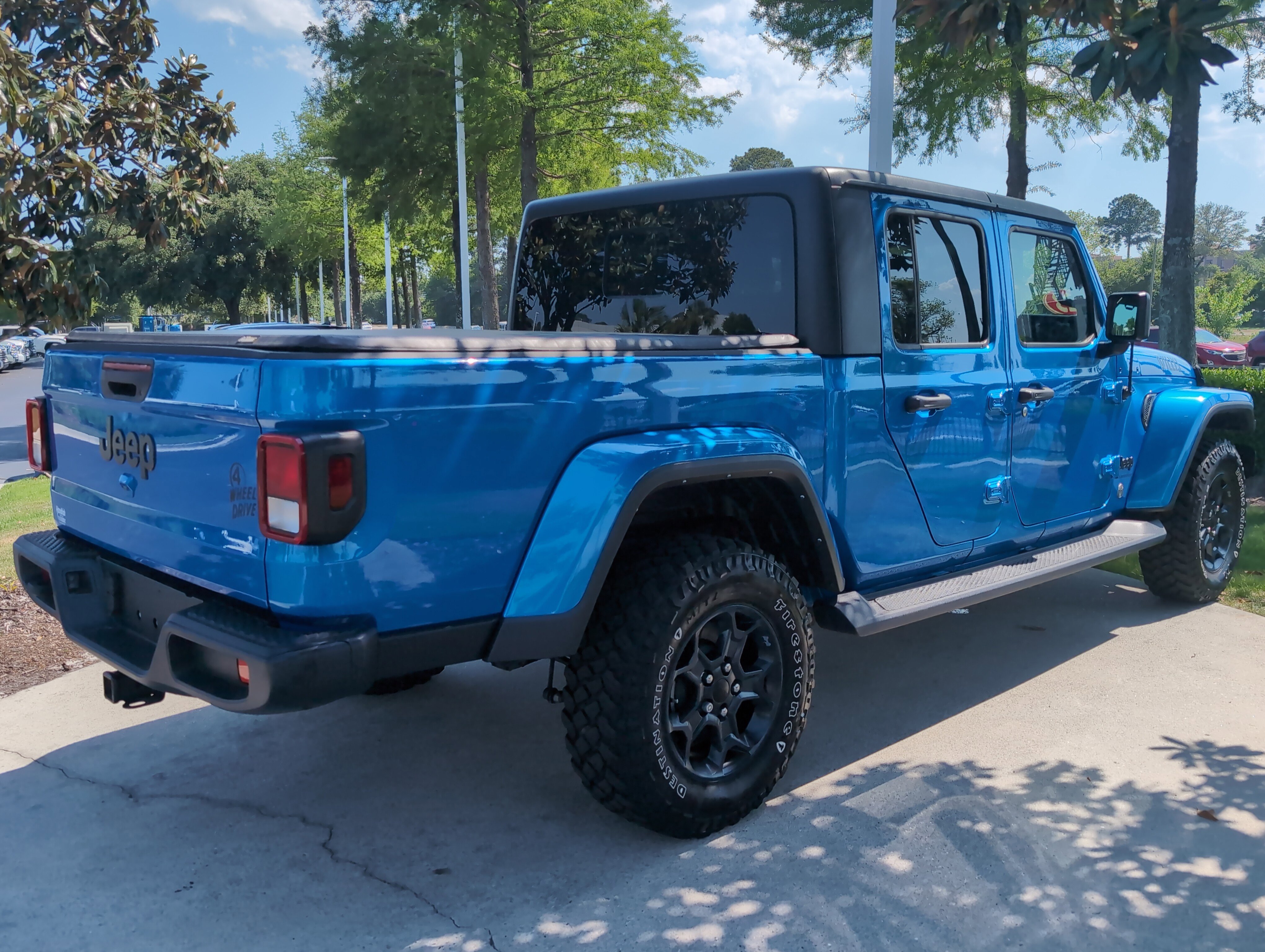 Used 2023 Jeep Gladiator Willys image 10