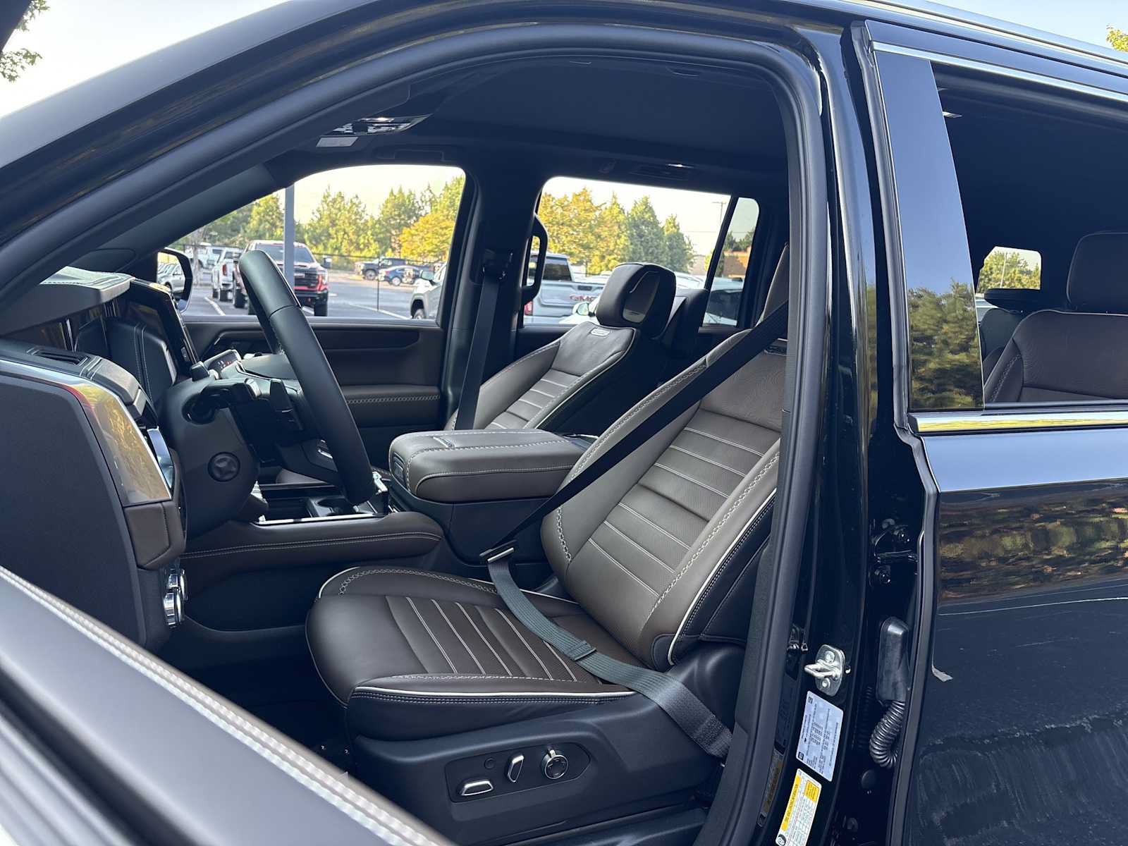 New 2026 GMC Yukon XL Denali Ultimate AWD/4WD image 12