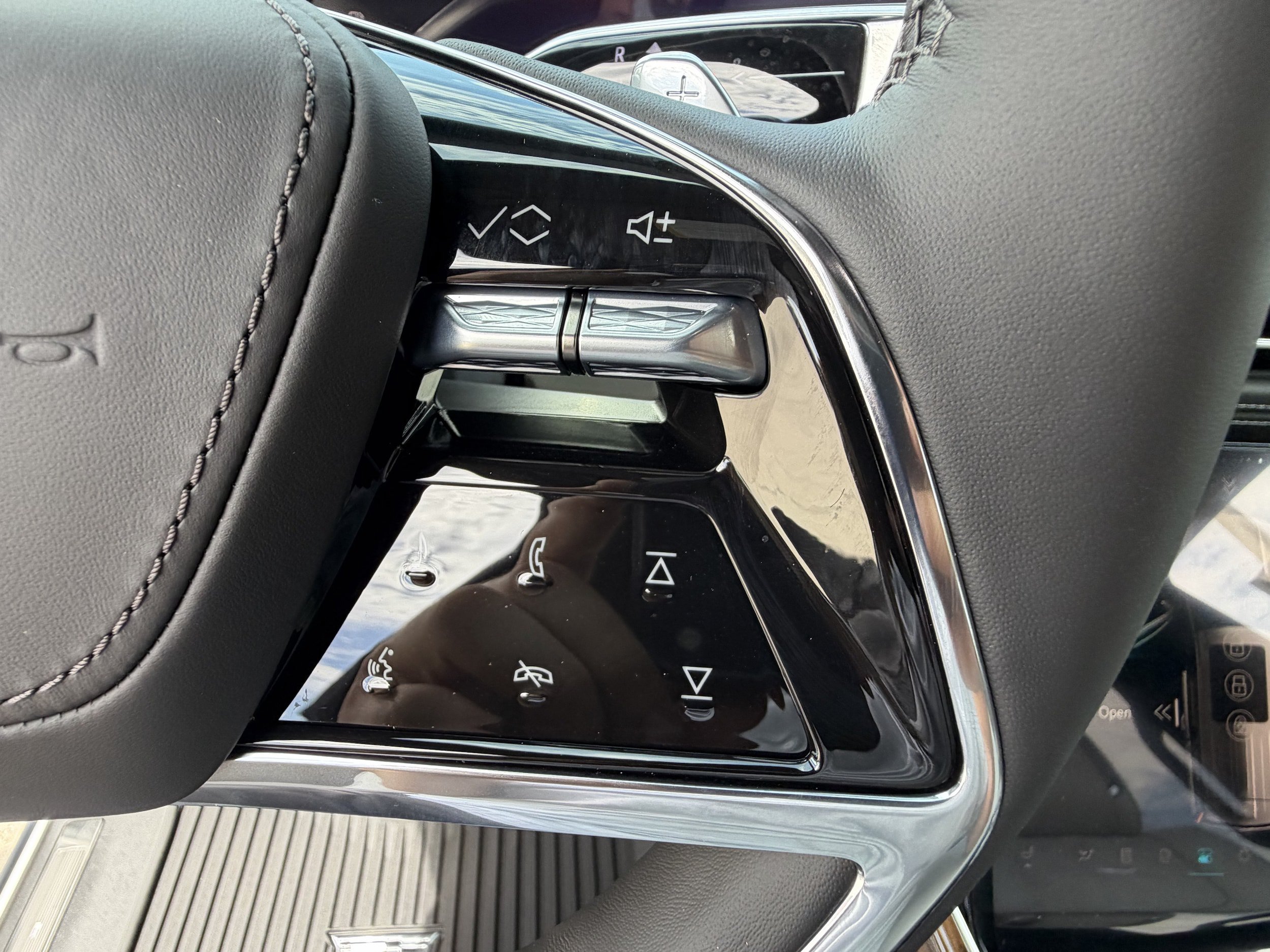 New 2026 Cadillac Escalade ESV Platinum Sport w/ LPO, ONYX Package AWD/4WD image 30