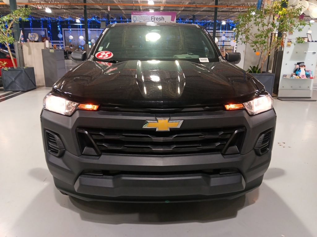 Used 2025 Chevrolet Colorado W/T AWD/4WD image 4