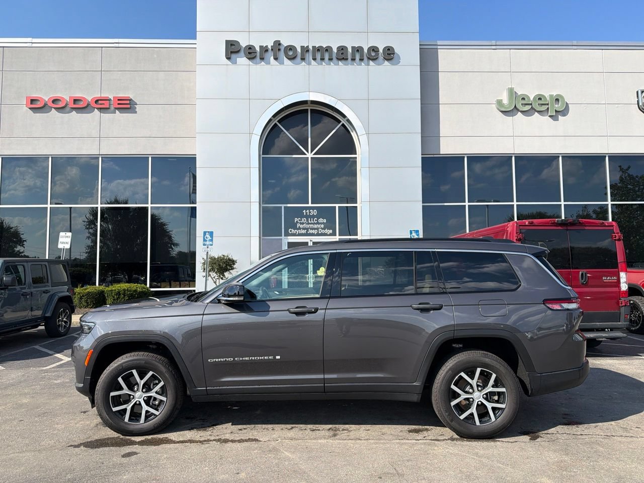 Used 2025 Jeep Grand Cherokee L Limited AWD/4WD image 5
