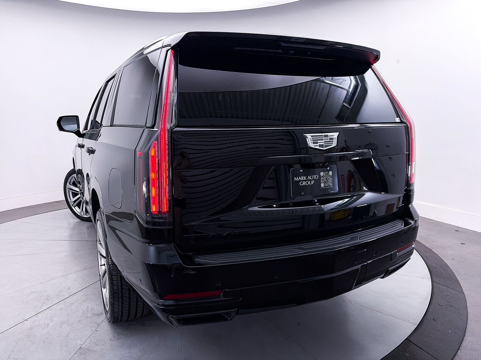 Used 2025 Cadillac Escalade Sport Platinum AWD/4WD image 4
