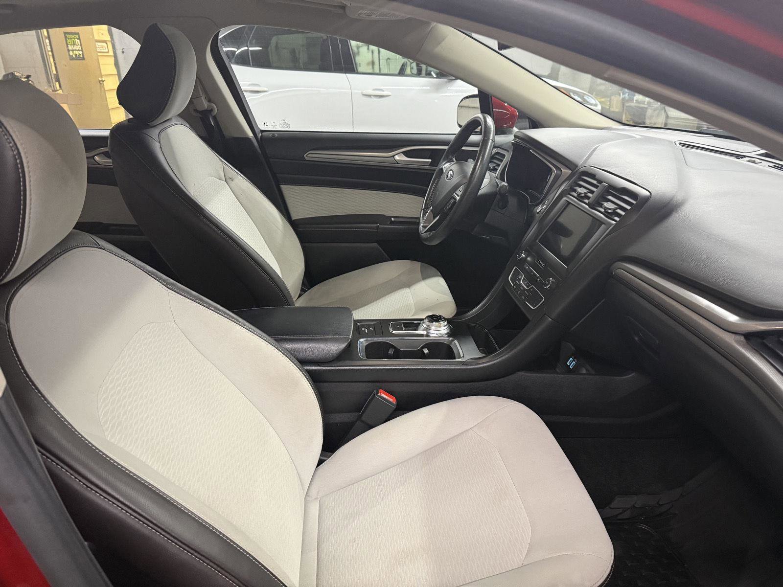 Used 2020 Ford Fusion SE w/ Equipment Group 151A image 29